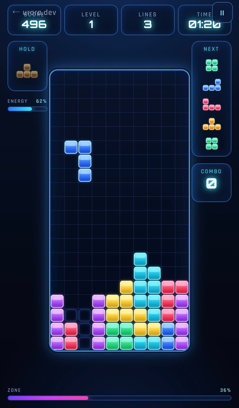 スマートフォンの縦画面で動いている落ち物パズル。上部にSCORE・LEVEL・LINES・TIME、左右にHOLDとNEXTが表示され、盤面にブロックが積まれている